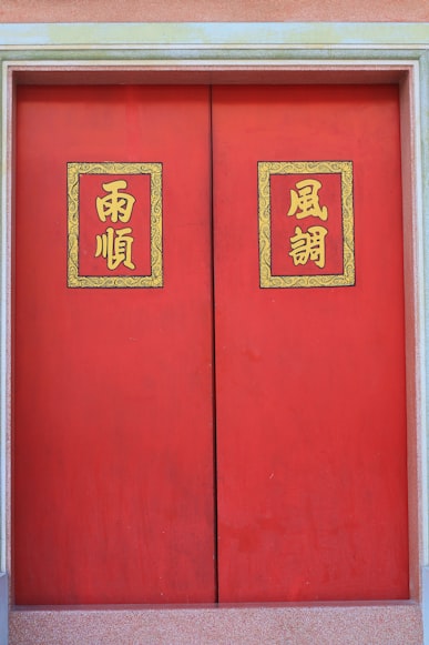 
A.  香港进口报关:
      1.  准备进口报关所需的文件:提货单、发票、装箱单等
      2.  委托报关行进行报关:提高报关效率,避免延误
      3.  缴纳进口关税(如有):按照香港进口关税政策执行
   B.  货物查验与放行:
      1.  海关查验:配合海关进行货物查验,如实申报
      2.  货物放行:海关放行后,即可提货
   C.  香港仓储方案:
      1.  仓库类型选择:普通仓库、恒温恒湿仓库等
      2.  仓库管理系统:采用先进的仓库管理系统,提高效率
      3.  库存管理:实时跟踪库存,合理安排库存
      4.  安全保障措施:防火、防盗、防潮等
      5.  温湿度控制:确保内存条在适宜的环境下存储
