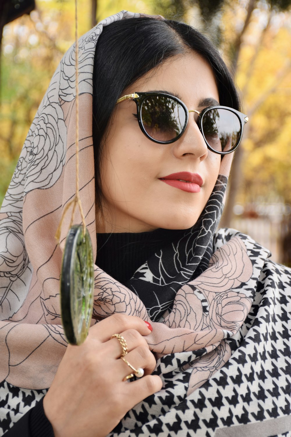 uma mulher que usa óculos de sol e um lenço