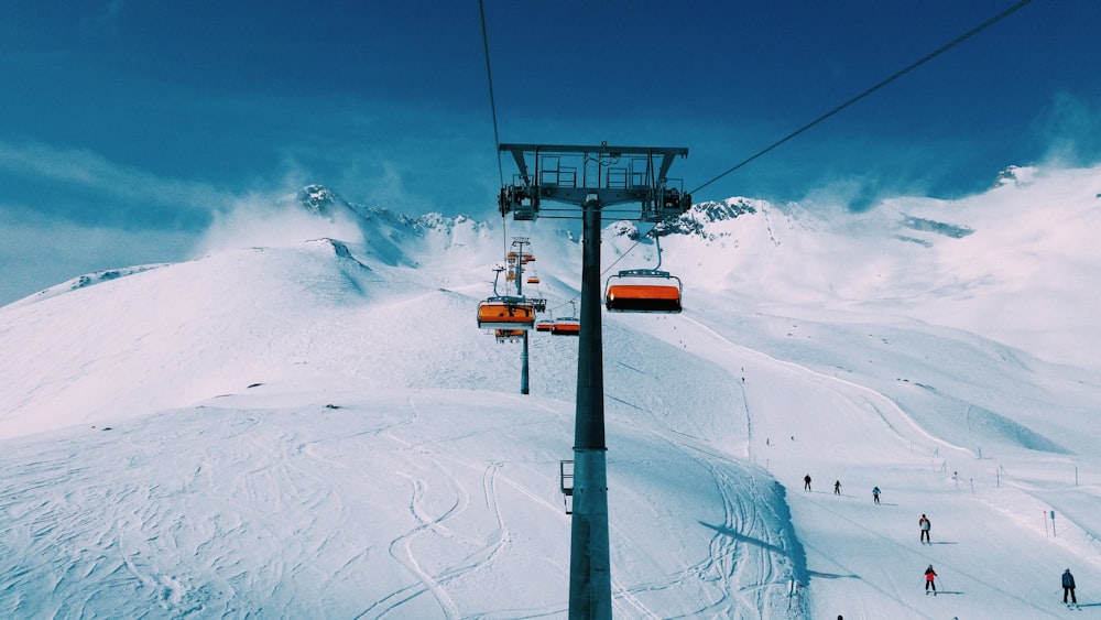 눈 덮인 산의 측면을 올라가는 스키 리프트