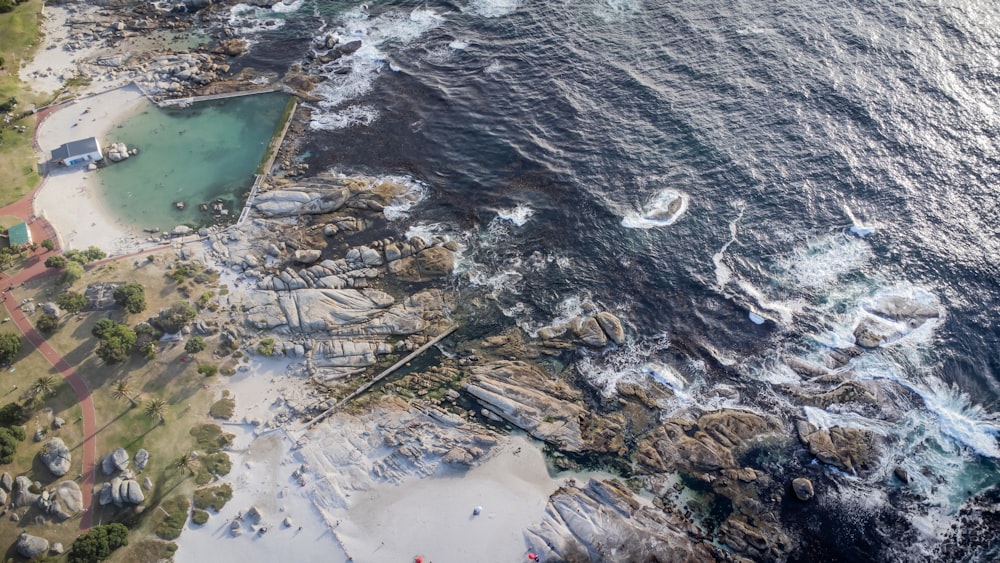 una veduta aerea di una spiaggia e di uno specchio d'acqua