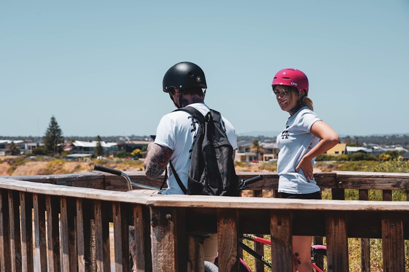 Pareja en puente frente al mar
