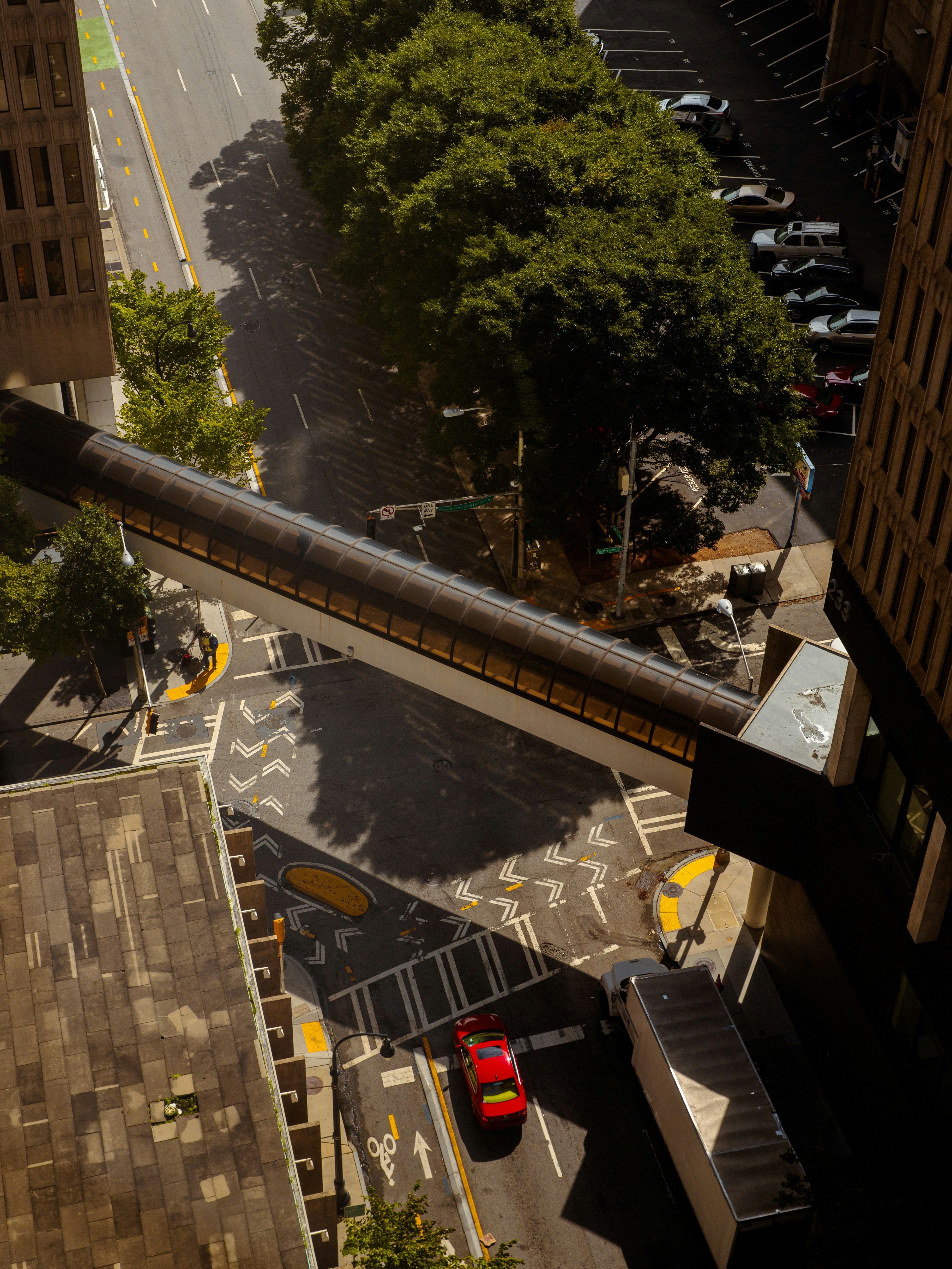 交通のある街の通りの俯瞰図