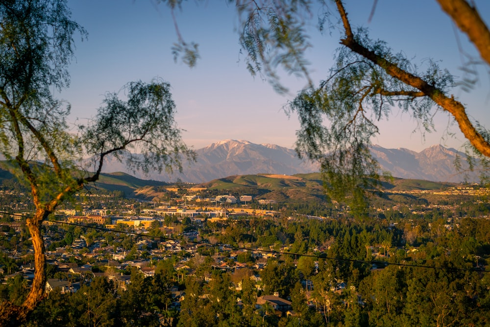 uma vista de uma cidade com montanhas ao fundo