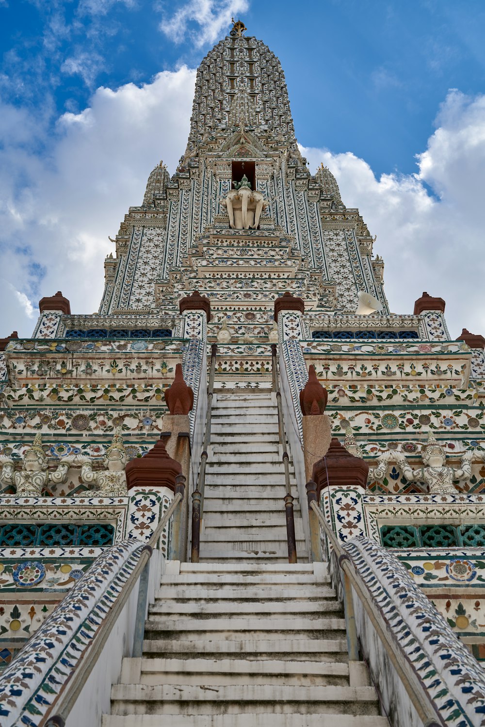 Ein sehr hohes Gebäude mit einigen Treppen hinauf