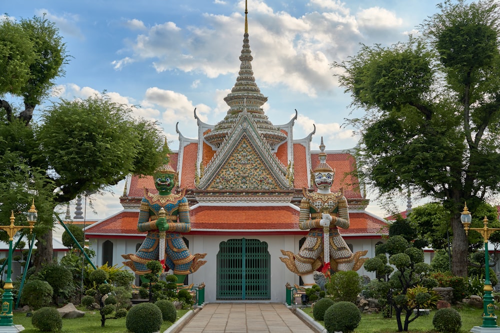 ein großes Gebäude mit Statuen an der Vorderseite