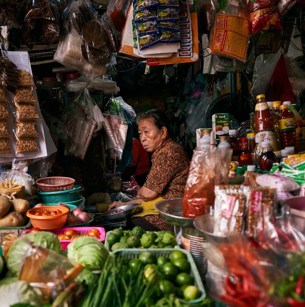 une femme assise à une table remplie de nourriture