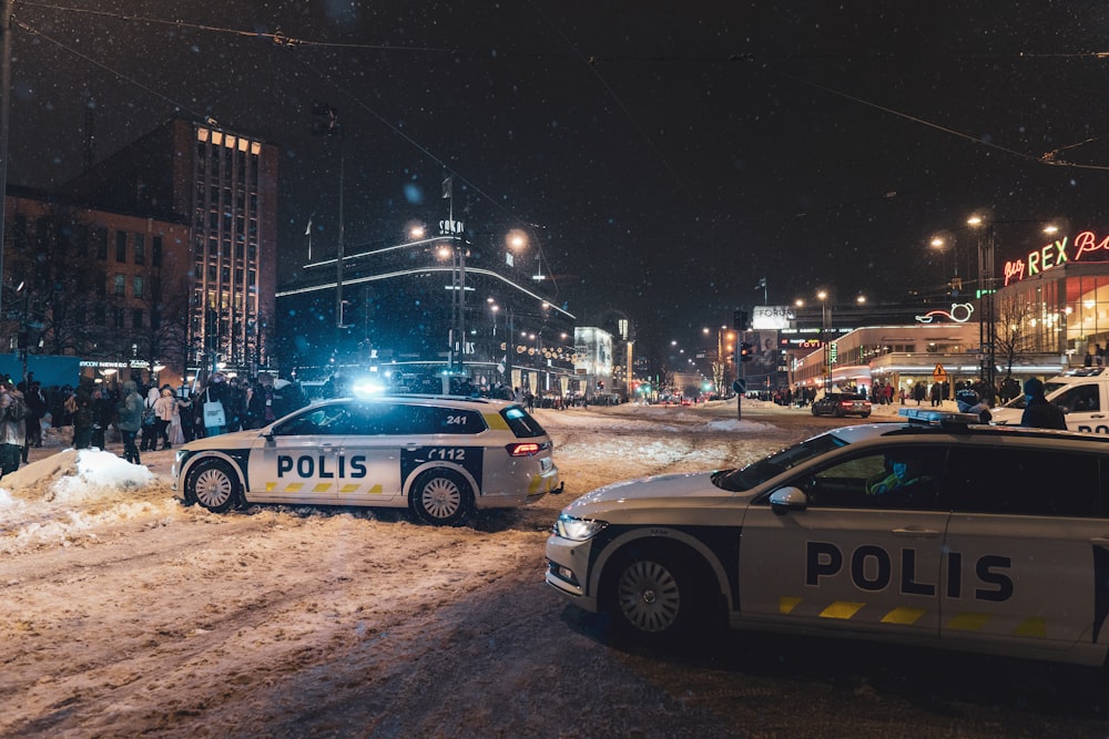 Un coche de policía está aparcado en una calle nevada