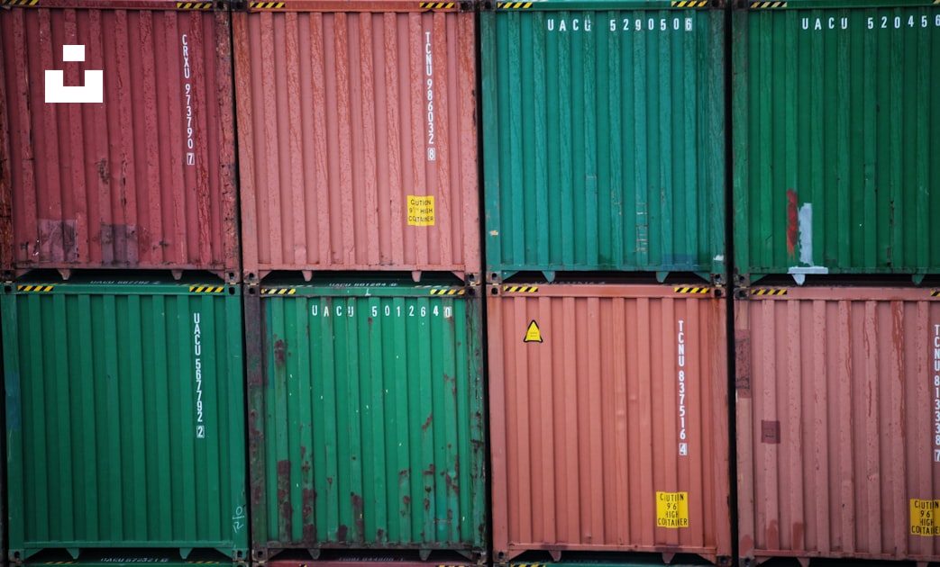 Foto zum Thema Ein Stapel grüner und roter Behälter, die übereinander