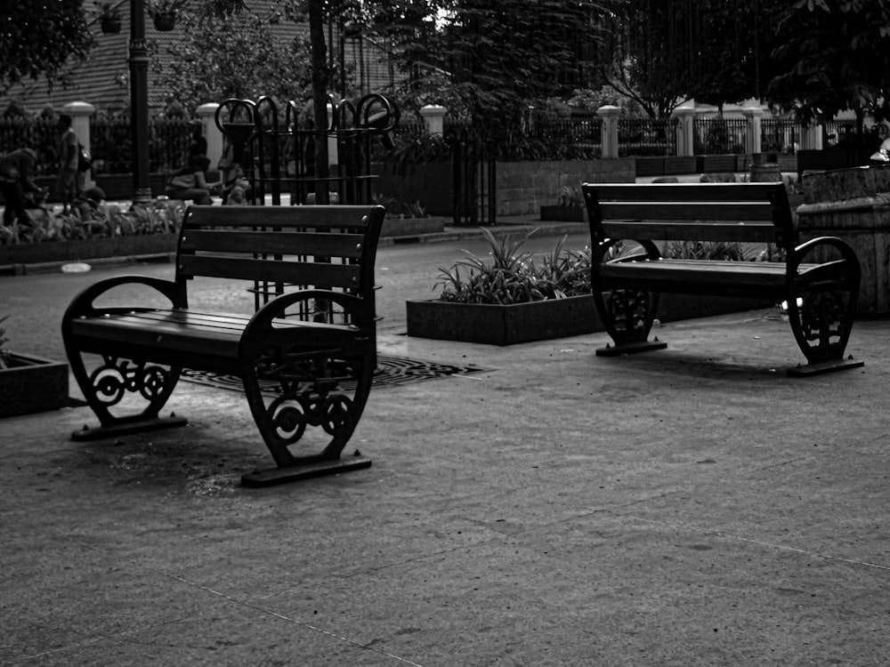 a couple of benches sitting next to each other