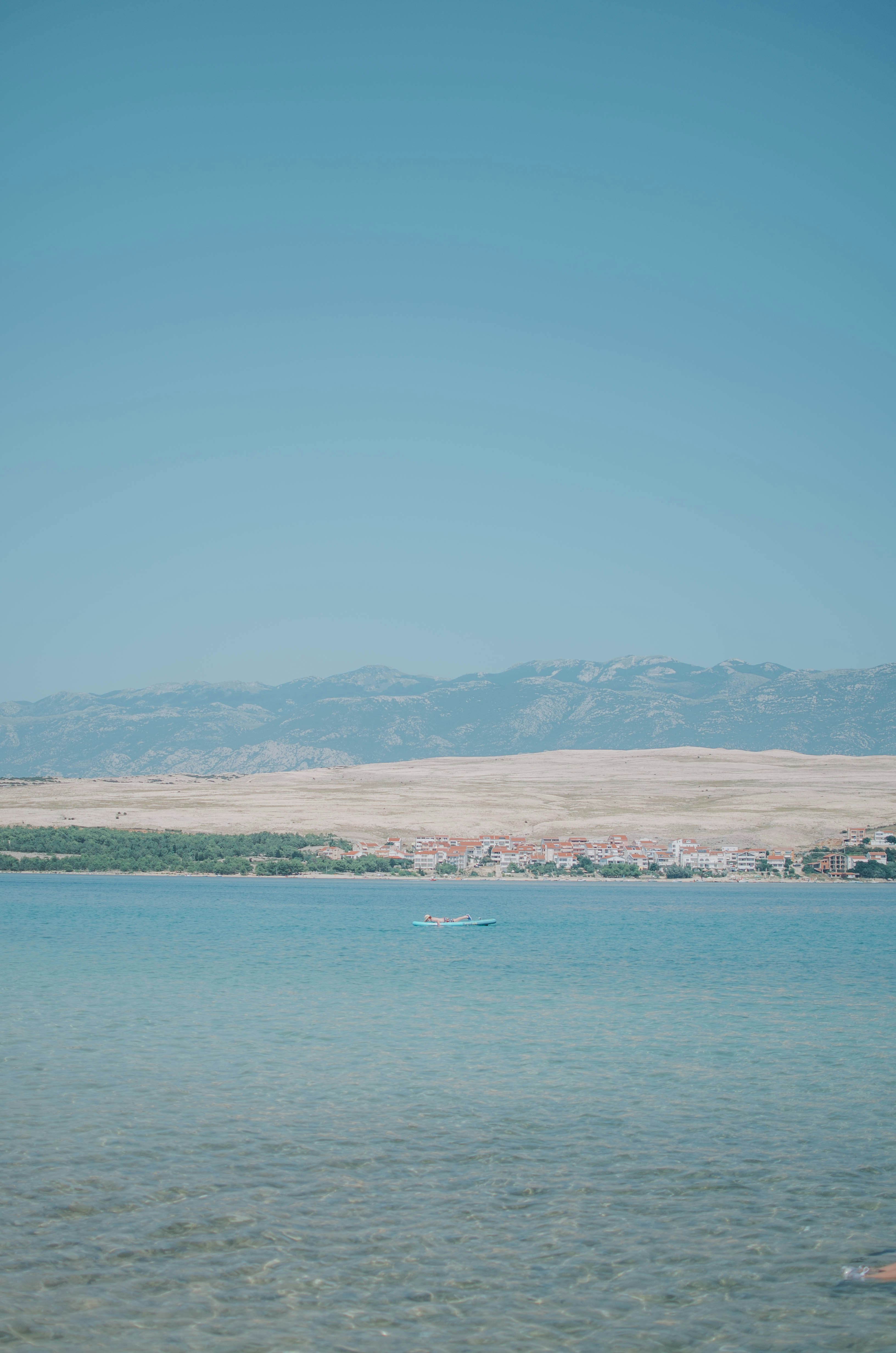 호수 한가운데서 카약을 탄 사람