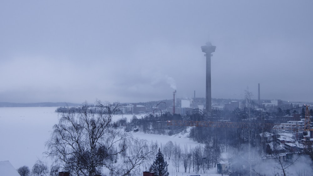 Una vista de una fábrica con humo saliendo de ella