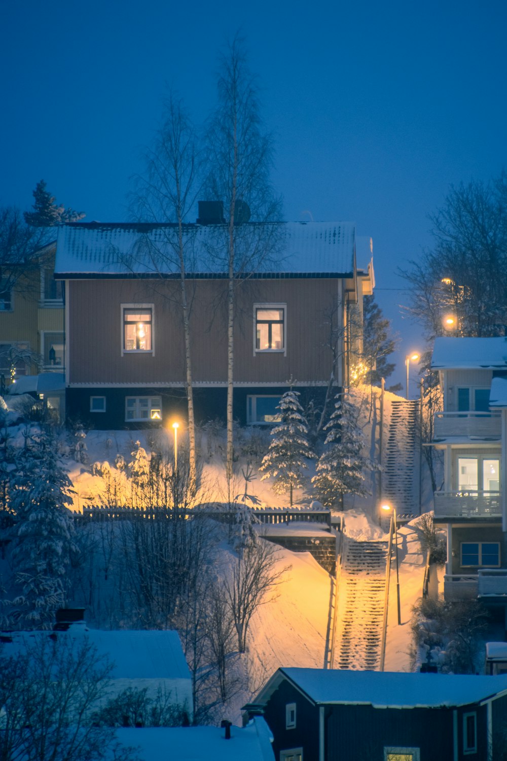 Une scène nocturne d’une ville avec de la neige au sol