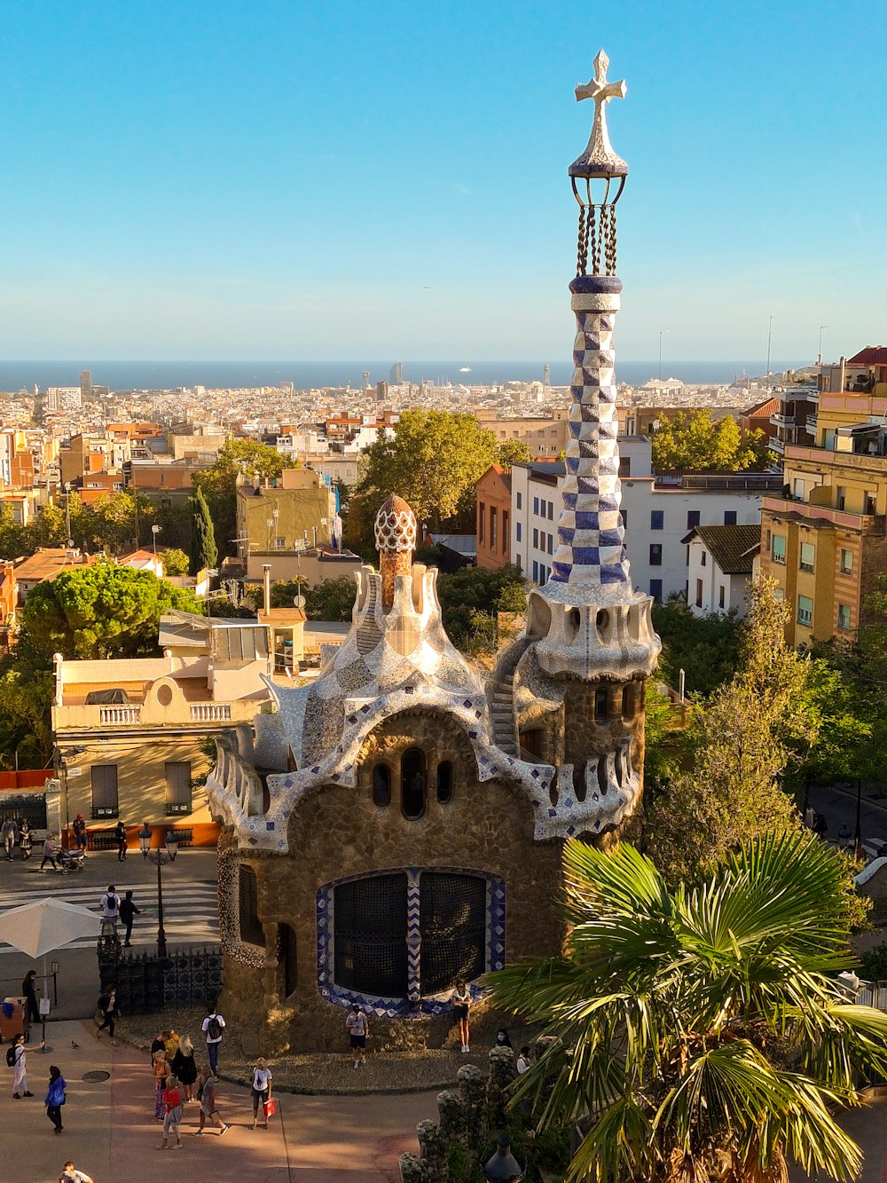 una torre alta con una cruz encima