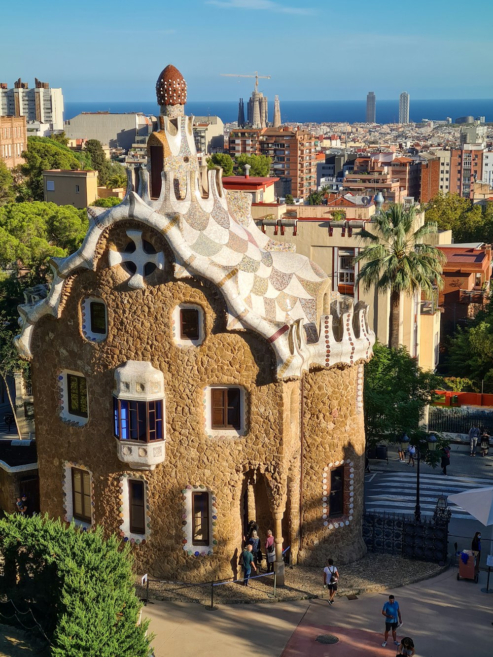 Un grande edificio con un tetto di tegole in una città