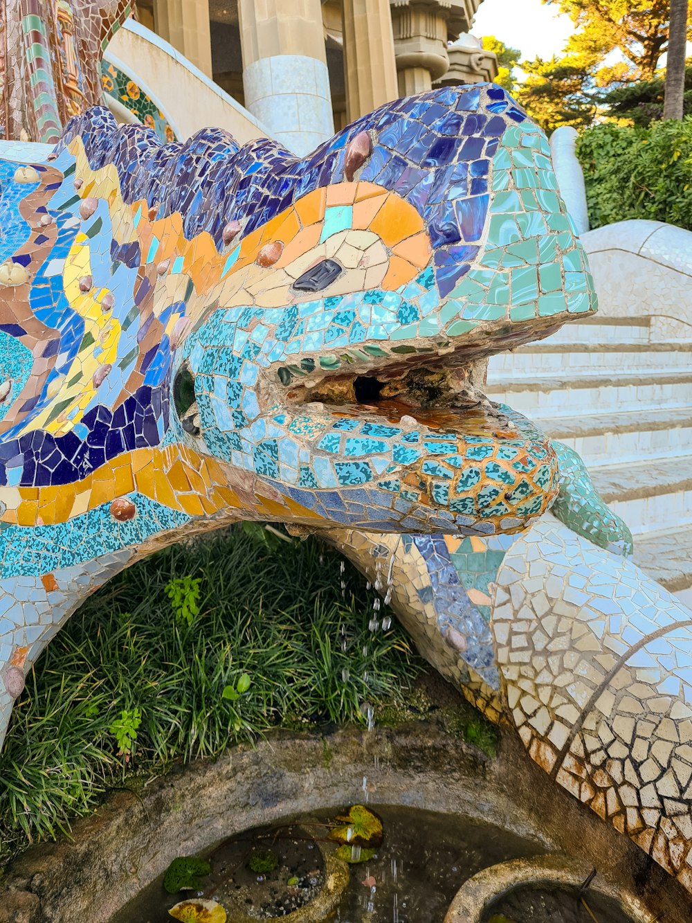 Una statua di un elefante fatta di tessere di mosaico