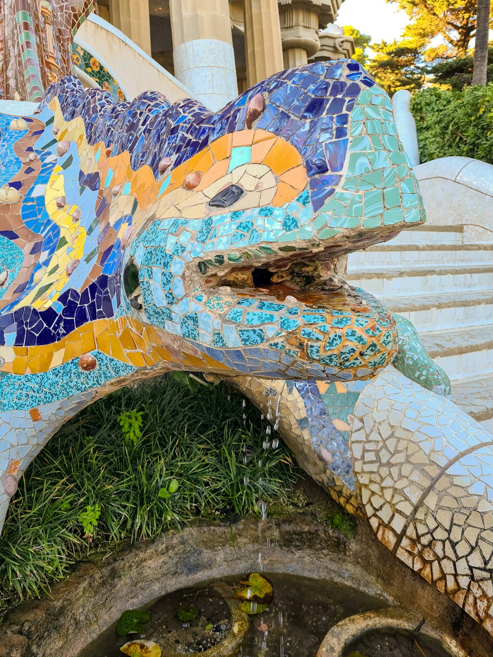 Una estatua de un elefante hecha de azulejos de mosaico
