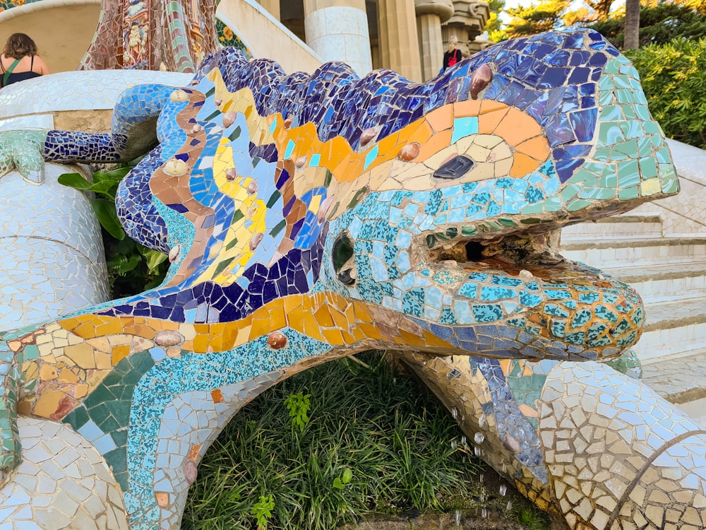 Una estatua de un elefante hecha de azulejos de mosaico