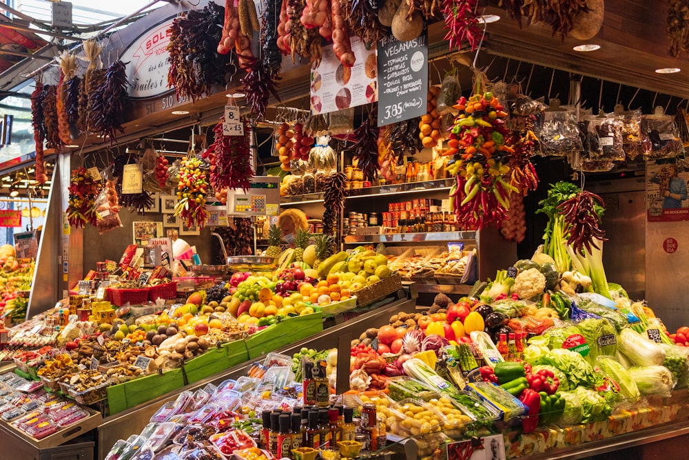 Un marché rempli de nombreux types de fruits et légumes