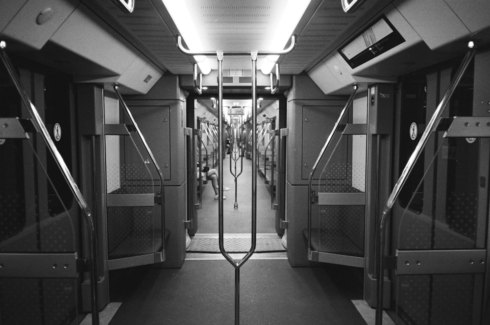 地下鉄の車両の白黒写真