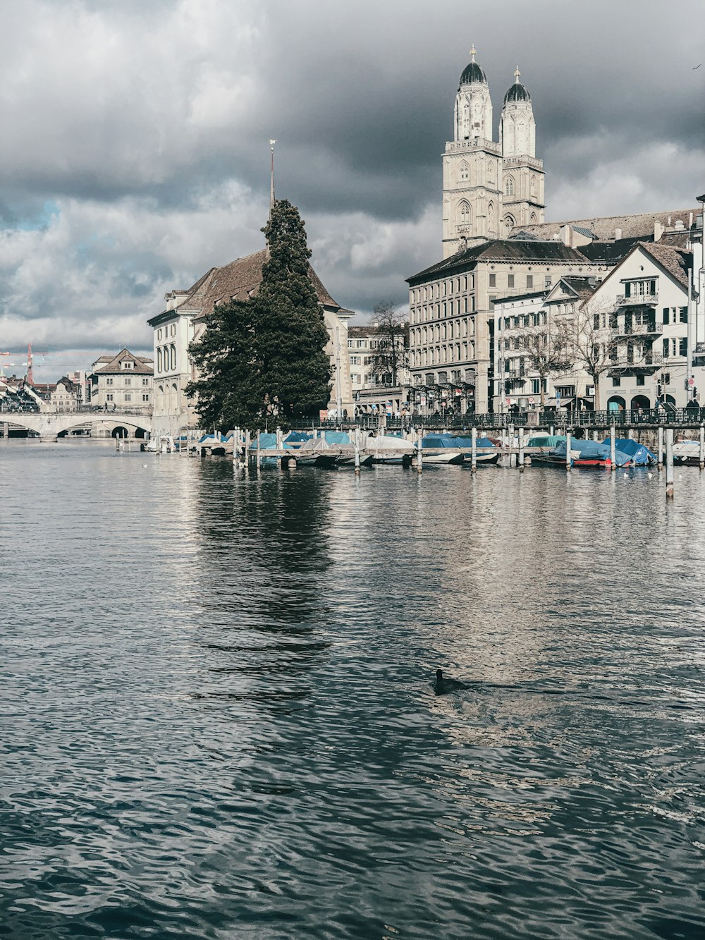 un grande specchio d'acqua con barche in esso