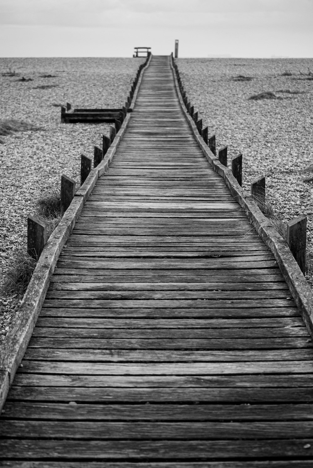 Una foto in bianco e nero di un molo di legno