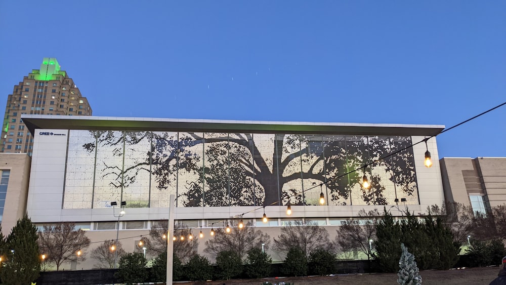 un bâtiment avec une grande peinture murale sur le côté