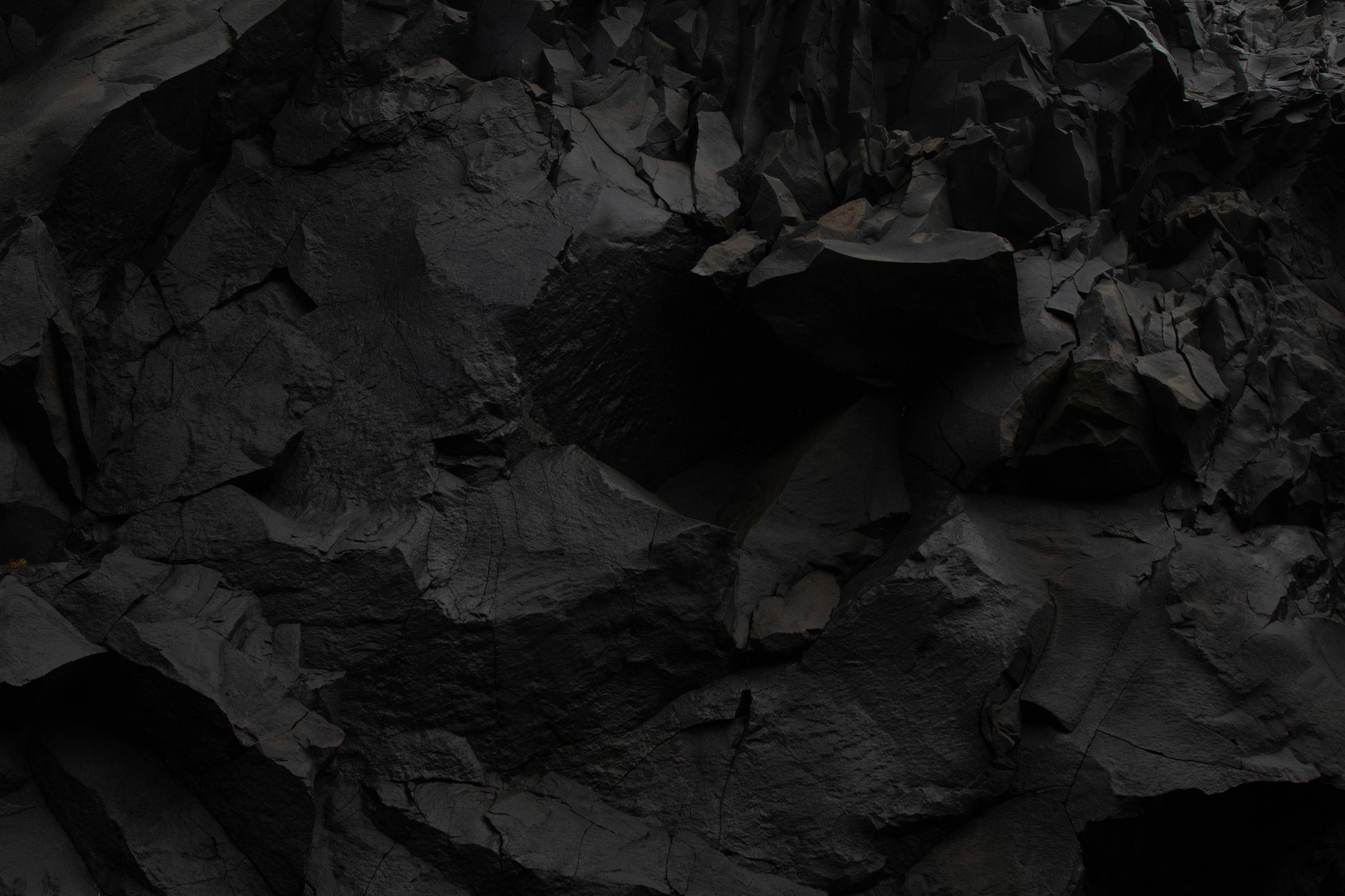 Gros plan d’une paroi rocheuse avec un fond noir