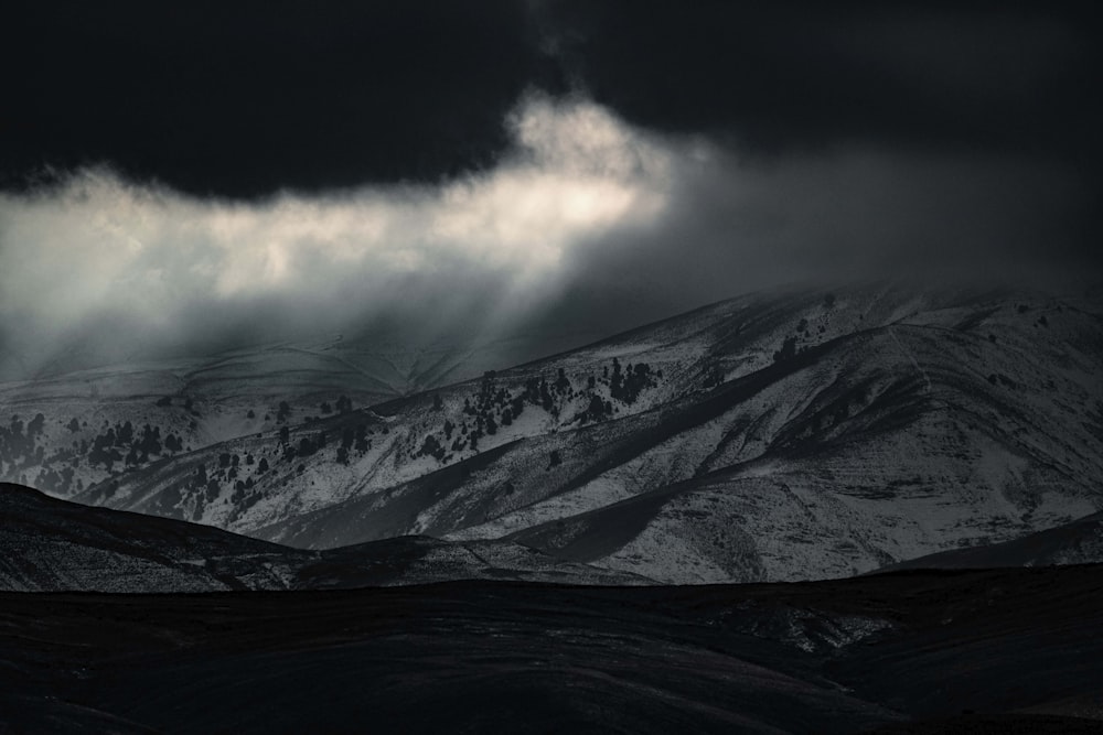 Una foto en blanco y negro de una cadena montañosa