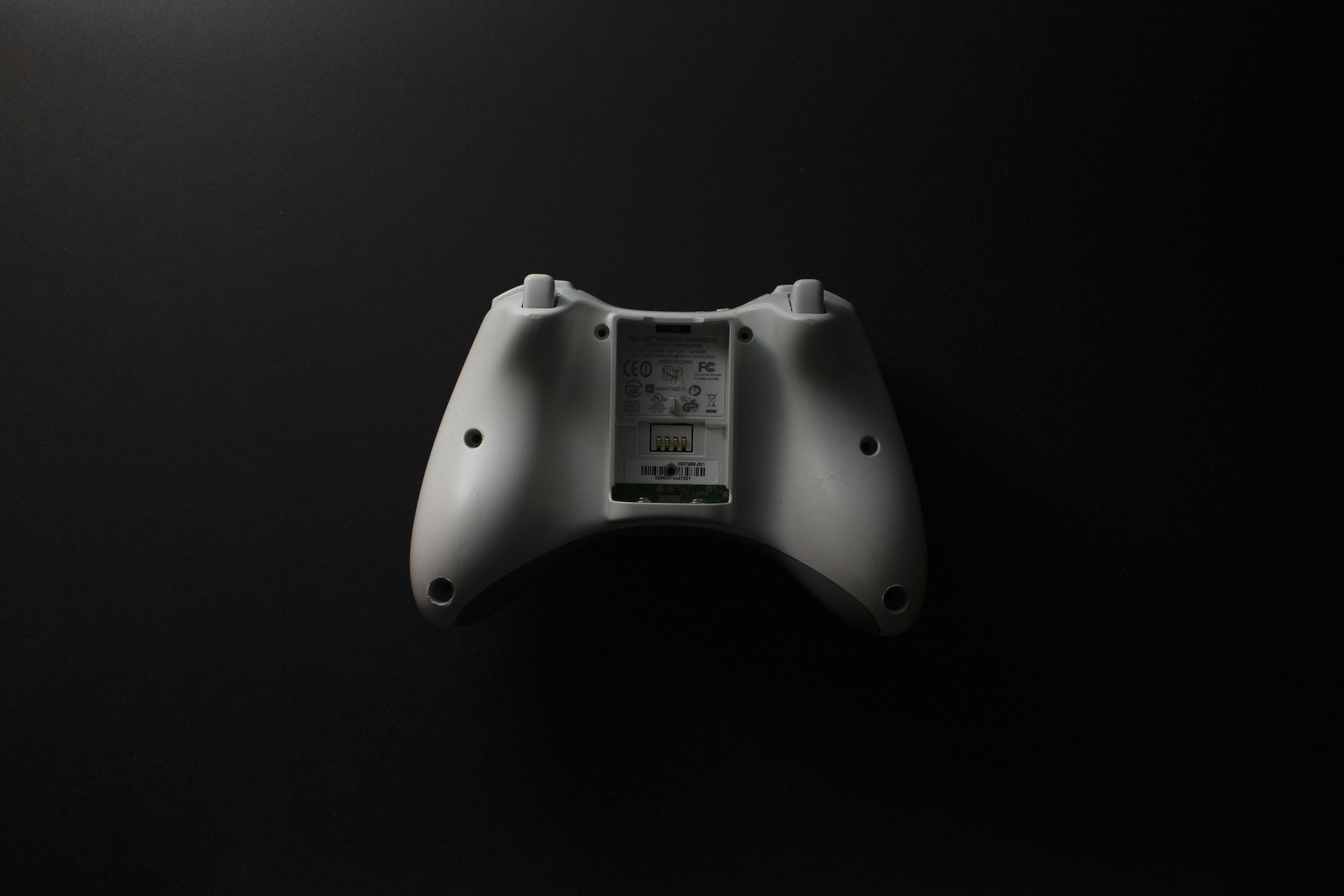 Un controlador blanco sentado encima de una mesa negra