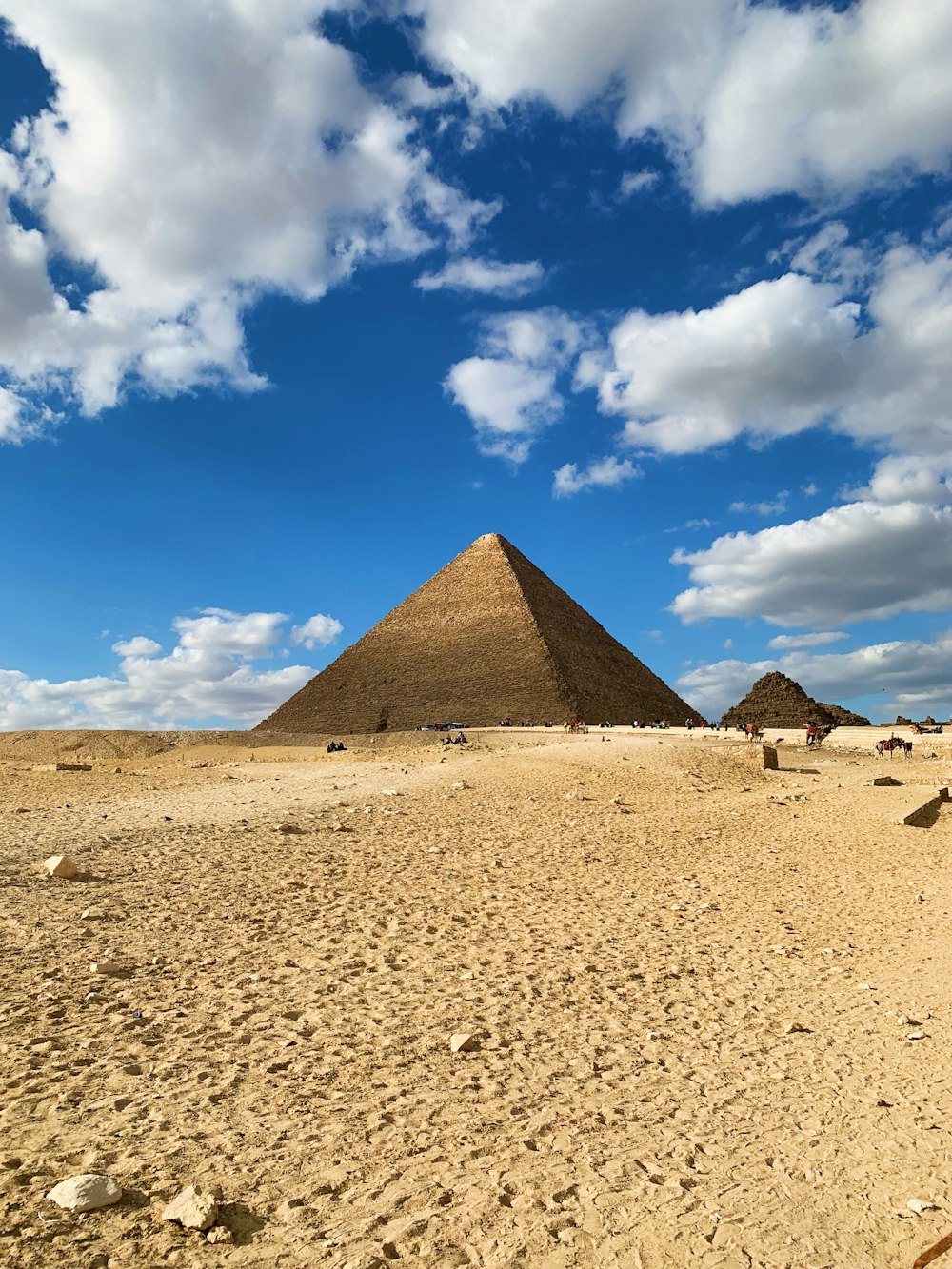 as pirâmides de gizé estão no deserto