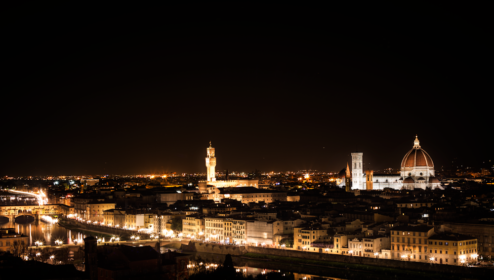 Una vista de una ciudad por la noche desde una colina