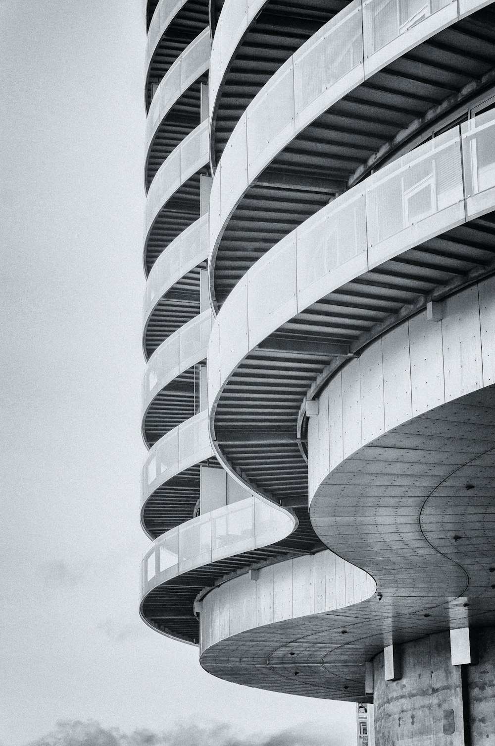 Una foto en blanco y negro de un edificio alto