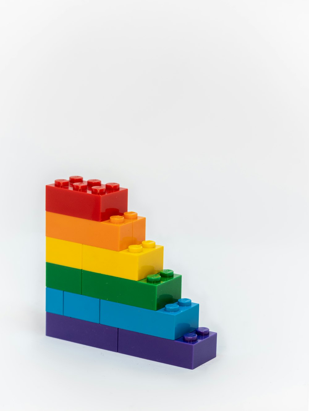Una pila de legos uno encima del otro