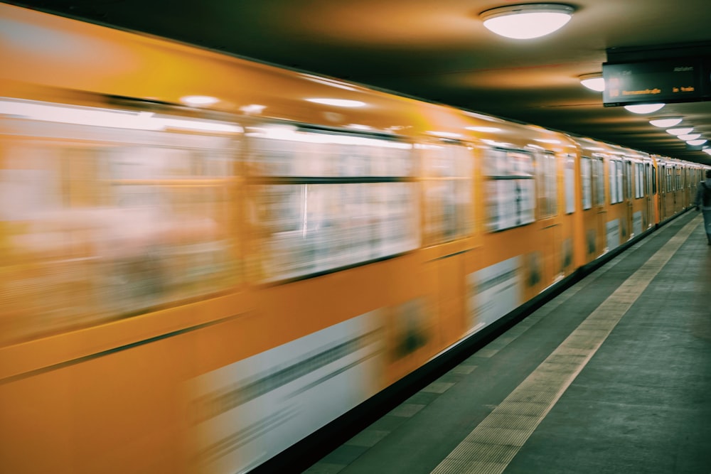 Un tren subterráneo pasando a toda velocidad en una estación de metro