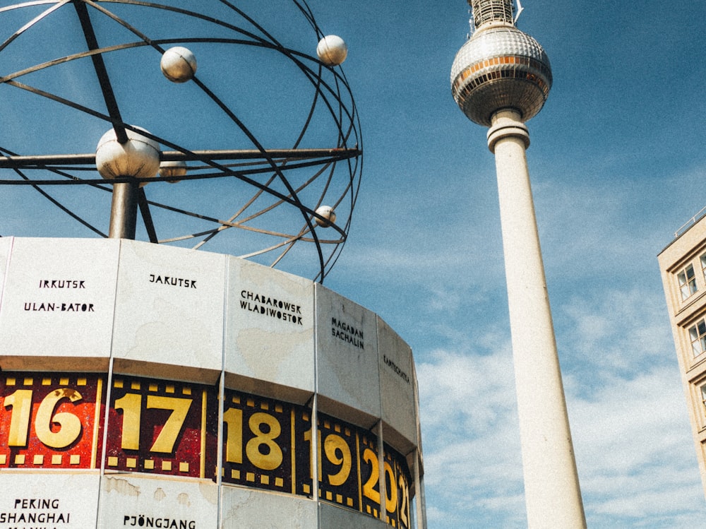 eine hohe Stange mit einer Uhr darauf