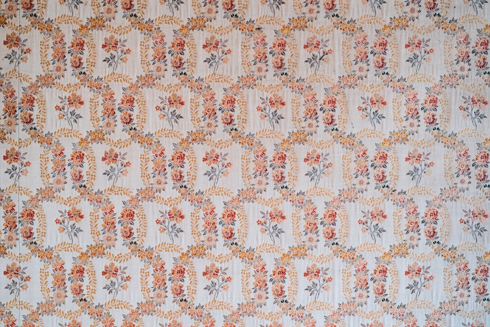 um papel de parede floral com flores laranja e cinza