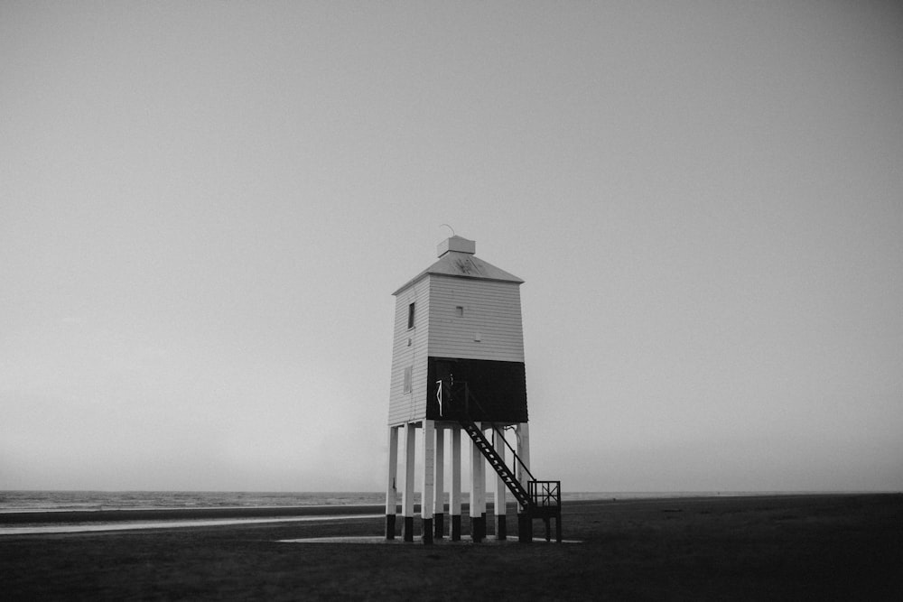 Ein Uhrturm vor einem Gewässer