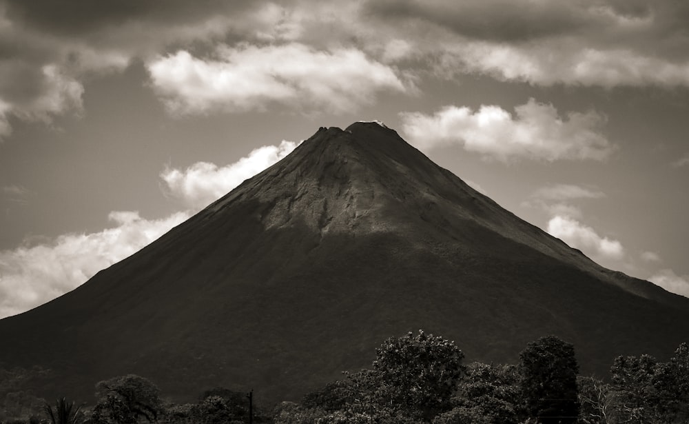 uma foto em preto e branco de uma montanha