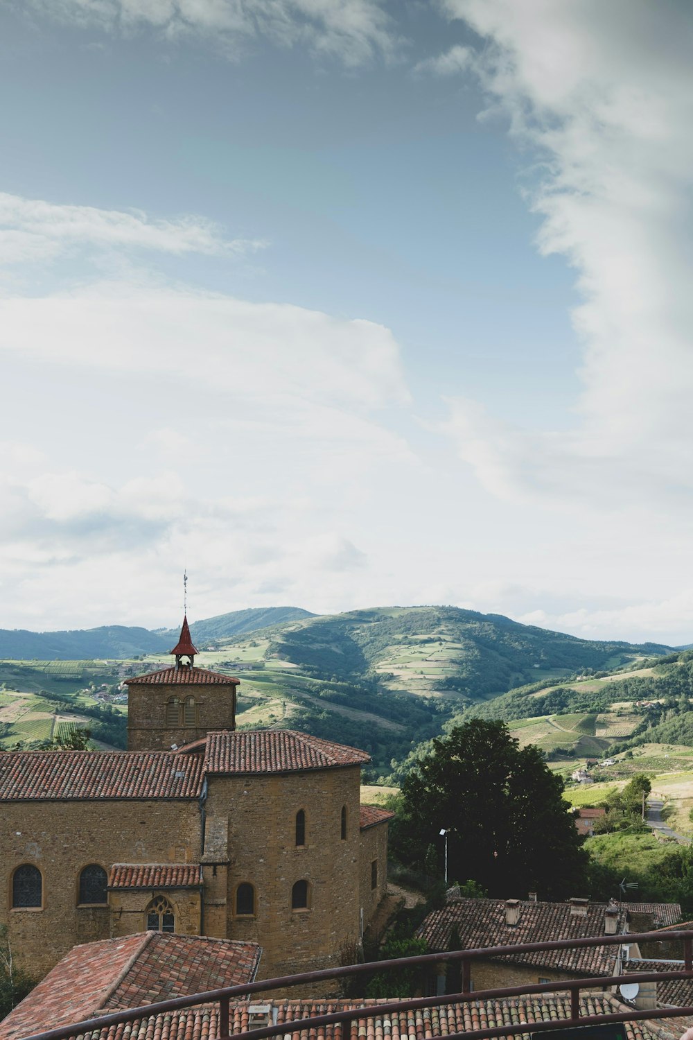 una vista di un edificio con una montagna sullo sfondo