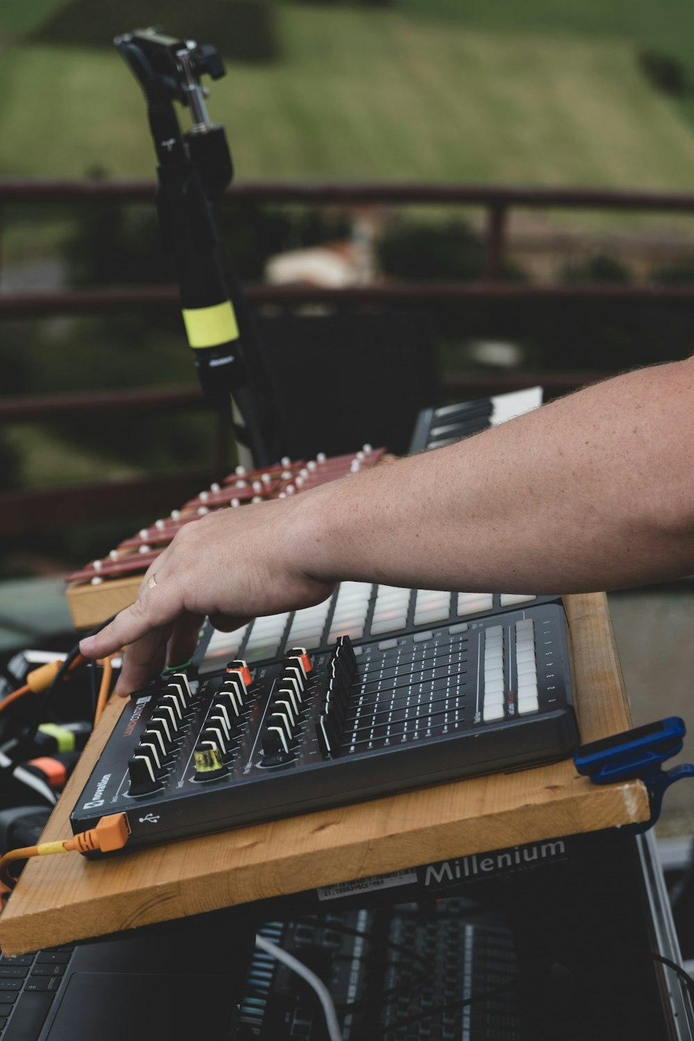 une personne utilisant un ordinateur portable sur une table en bois