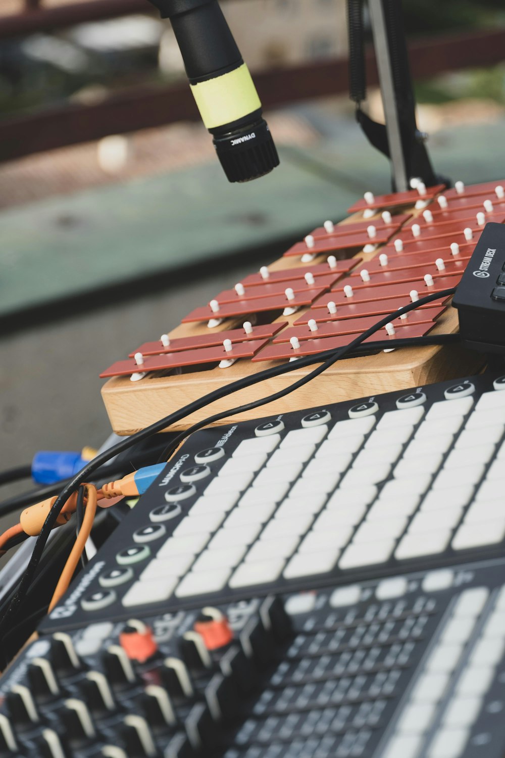 una placa de sonido con un micrófono al lado