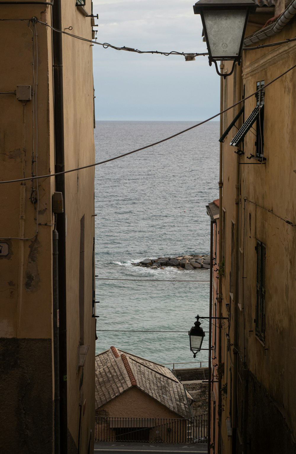 Una vista del océano desde un callejón