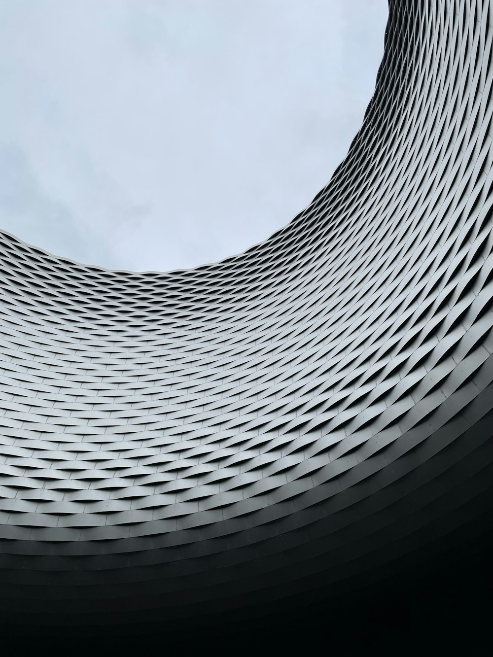 Un edificio circular con un cielo al fondo