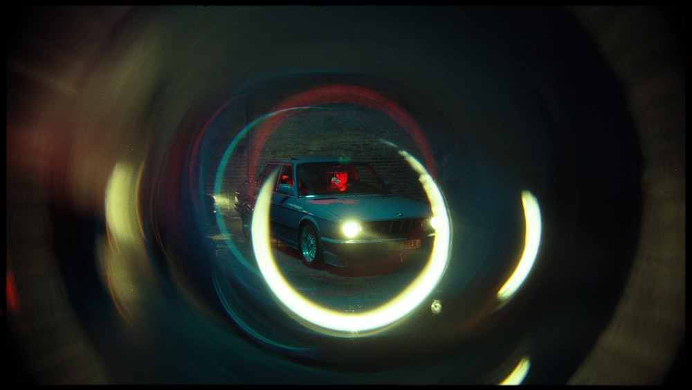 Un coche es visto a través de un objeto circular