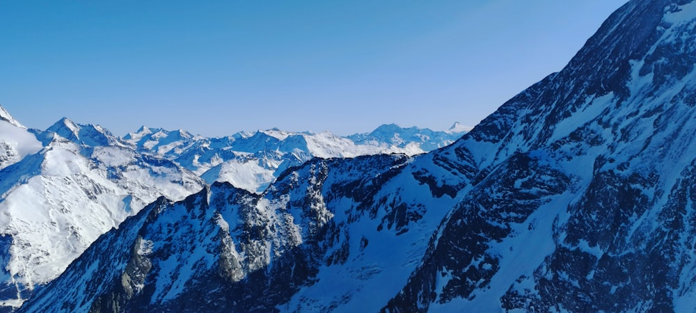 Blick auf eine Bergkette mit Schnee