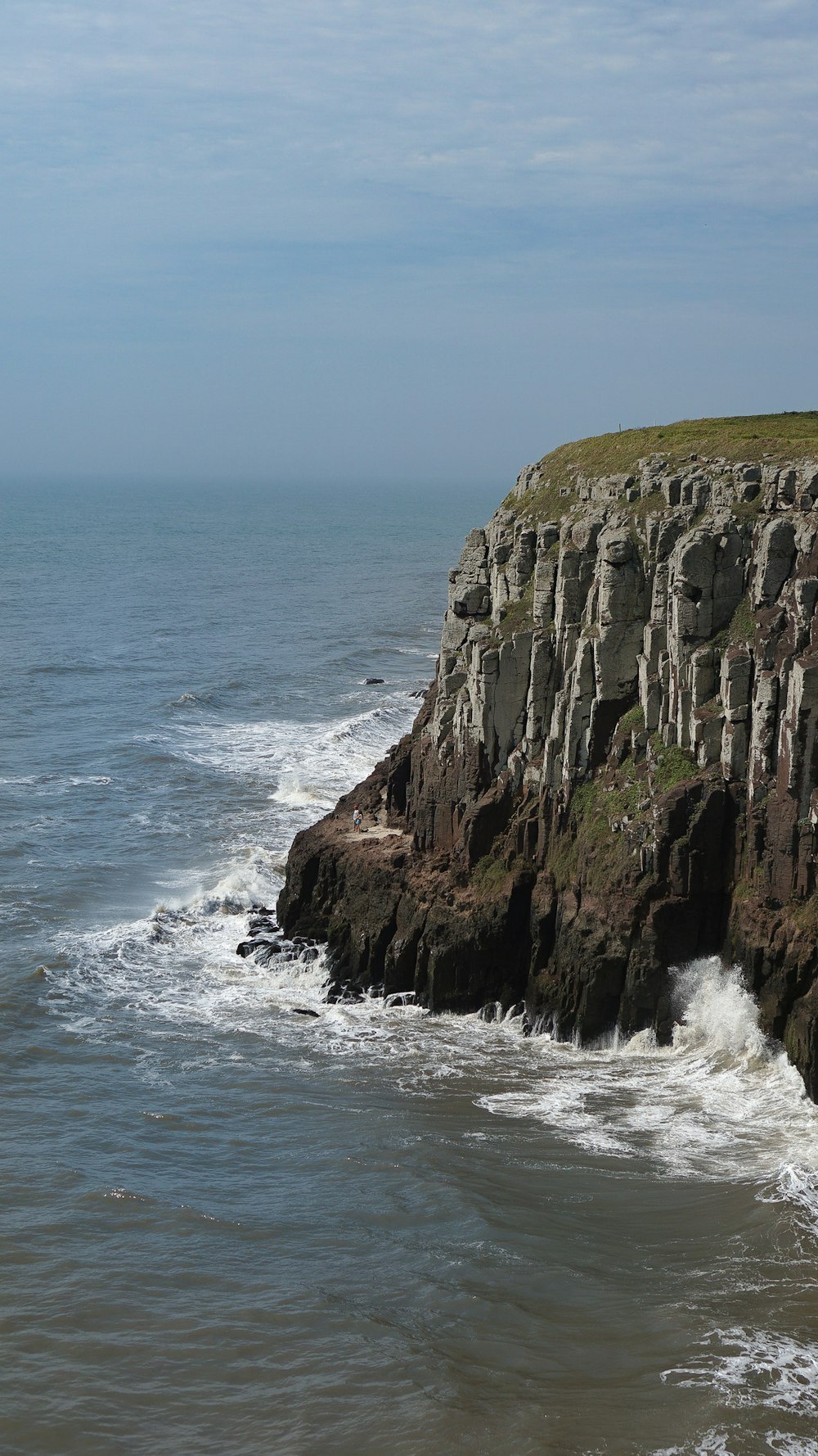 水域の隣の岩だらけの崖