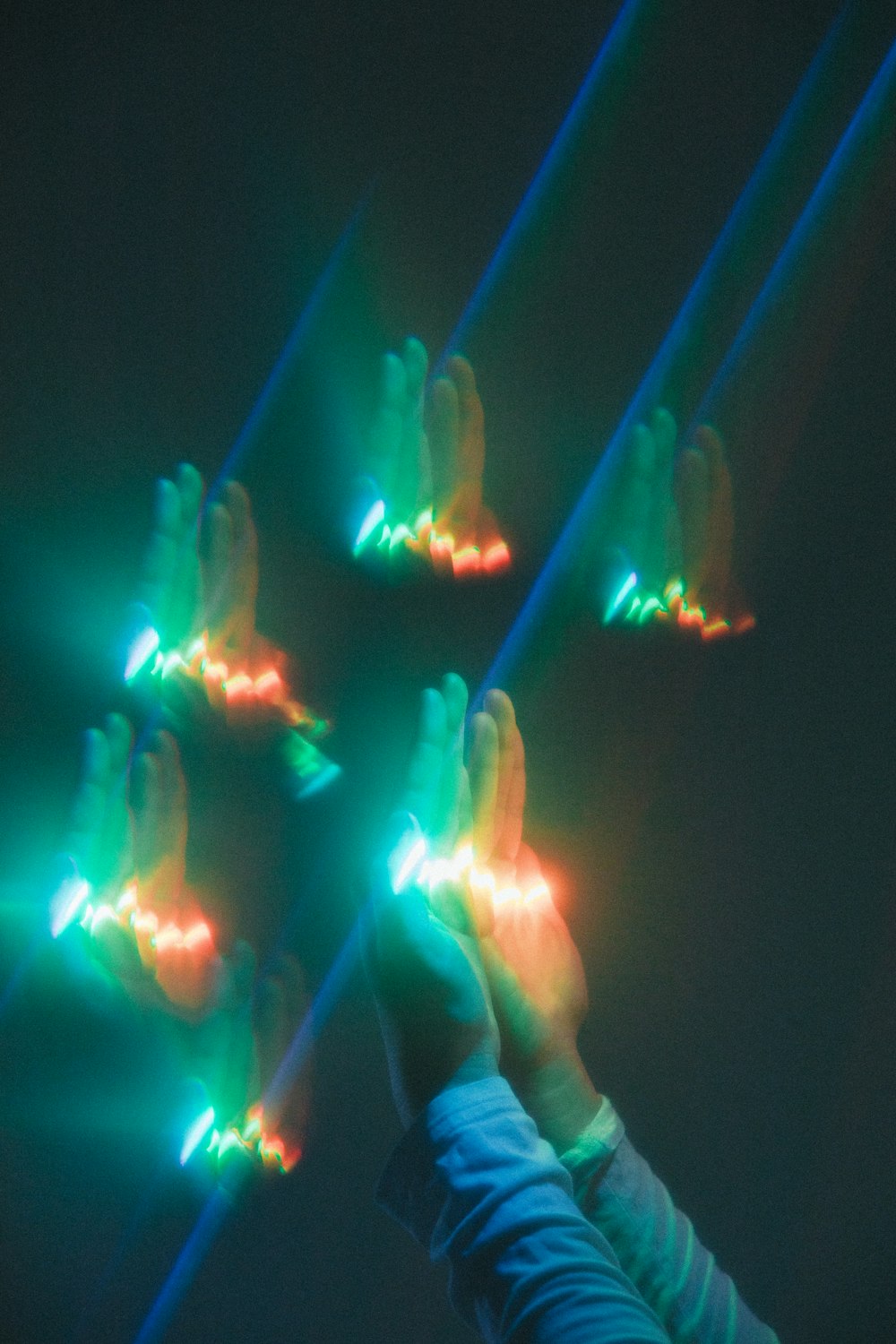 uma pessoa segurando uma série de luzes em suas mãos