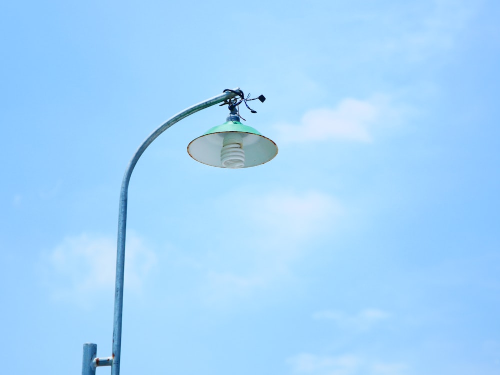 Una farola con un cielo azul al fondo