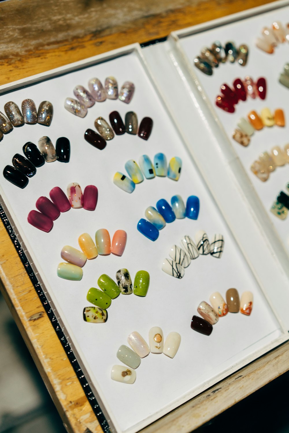 Un par de fotos de uñas de diferentes colores