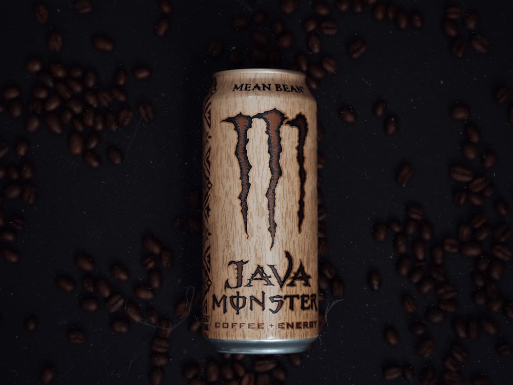 uma lata de café com um logotipo monstro sobre ele